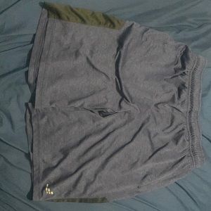 Boys grey and black gym shorts size xl (I)